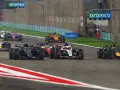 Coches de F1 compiten en una carrera nocturna, anticipando el f1 calendario 2026.