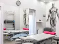 Gabinet rehabilitacyjny z leżankami, drabinką, piłką i aparaturą, w tym magnetronik na kolano.