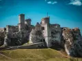 Ruiny zamku na skale, idealne na trasę szlak orlich gniazd samochodem. Wspaniałe widoki i historia.