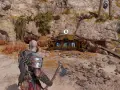Kratos se acerca al cofre de las Nornas, custodiando las arenas prohibidas. Runas brillan en su superficie, prometiendo secretos.