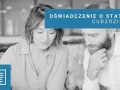 Dwie osoby analizujące dokument. Na niebieskim tle napis "Oświadczenie o statusie cudzoziemca".