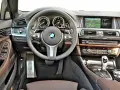 Wnętrze BMW 5 GT: skórzana tapicerka, nowoczesny kokpit z nawigacją i panelem klimatyzacji. Wady i zalety tego modelu warto rozważyć.