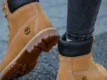 Klasyczne, brązowe buty Timberland, znane z trwałości i stylu. Timberland to firma tworząca obuwie na każdą pogodę.