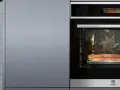 Horno de vapor AEG con salmón cocinándose en su interior.