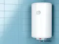Scaldabagno bianco su parete piastrellata azzurra. Potrebbe essere necessario uno smaltimento caldaia superbonus per questo modello obsoleto.