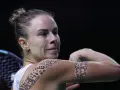 Magdalena Fręch z tatuażami na ramieniu podczas linette meczu.