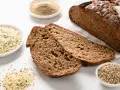 Chleb żytni z nasionami konopi. Idealny wybór, jeśli zastanawiasz się, jaki chleb na odchudzanie wybrać.