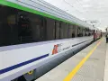 Pociąg PKP Intercity na peronie, widoczny z boku, z logo przewoźnika.