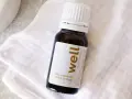 En flaska med "well" baby D-vitamindroppar, 10 mcg, 10 ml. Perfekt för barn som behöver extra D-vitamin.