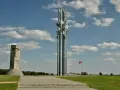 Pomnik Grunwaldzki, symbolizujący miejsce, gdzie leży Grunwald na mapie Polski, wznosi się dumnie pod błękitnym niebem.
