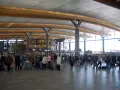 Ludzie z bagażami czekają na odprawę na lotnisku Oslo.