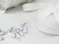 Biała taśma suwakowa do pościeli i luźne suwaki.