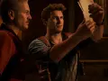 Nathan Drake i jego ojciec badają starą mapę, szukając wskazówek do skarbu. To kluczowy moment w Uncharted 5.