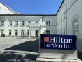 Elegancki hotel Hilton Garden Inn. "Inn" w nazwie hotelu sugeruje przytulne miejsce, jak dawne zajazdy, oferujące gościnność i odpoczynek.