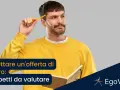 Uomo pensieroso con matita, valuta offerte di lavoro che nessuno accetta. 8 aspetti da considerare per un futuro migliore.