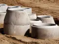 Betonowe kręgi kanalizacyjne czekają na montaż. Sprawdź kręgi betonowe cennik i wybierz najlepsze rozwiązanie dla swojej budowy.