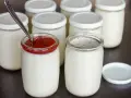 Yaourts maison préparés avec une yaourtière, certains garnis de confiture de fruits rouges. Une recette simple pour un yaourt maison.
