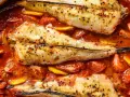 Rape al horno con tomates y limón, un plato jugoso y lleno de sabor.