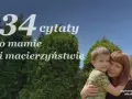 34 cytaty o mamie i macierzyństwie. Uśmiechnięta mama tuli synka na tle zielonych drzew i błękitnego nieba.