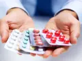 Hände halten Blisterpackungen mit Medikamenten. Möglicherweise zur Linderung von Nervenschmerzen.