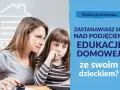 Kobieta i dziecko pochyleni nad komputerem, rozważają edukację domową.