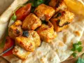 Kebab w tortilli z kurczakiem: Ile ma kalorii i jak go odchudzić?