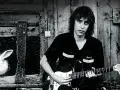 Ein Mann mit Gitarre, im Hintergrund ein Hase im Käfig. Ein Bild, das an den **titel von Rio Reiser** erinnert.