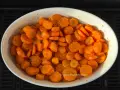 Carote dorate e saporite, pronte per essere gustate, cotte alla perfezione nella friggitrice ad aria.