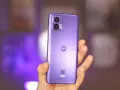 Fioletowy motorola edge 30 lite w dłoni, z widocznym logo producenta i oznaczeniem koloru Pantone.