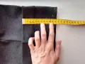 Mierzysz, jak skrócić spodnie ręcznie. Miarka krawiecka pokazuje ok. 11 cm.