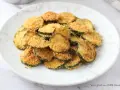 Fettine di zucchine impanate e dorate, cotte in friggitrice ad aria. Croccanti e gustose, perfette come contorno o snack.