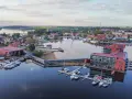 Widok na nowoczesną architekturę i przystań jachtową nad jeziorem. Mazury co warto zobaczyć - idealne miejsce na wypoczynek.