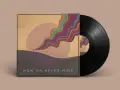 Schallplatte mit Cover-Artwork für ein Indie-Label. Eine kleine Figur hält ein buntes Band, das sich in den Himmel windet.