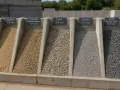 Piasek, mieszanka piaskowo-żwirowa, żwir, granit i grysy bazaltowe – materiały do układania kostki brukowej warstwy.