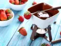 Co do fondue czekoladowego? Najlepsze dodatki i przepisy na deser