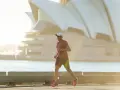 Mężczyzna biegnie przy Operze w Sydney, czerpiąc energię z czystego powietrza. To jego baza tlenowa.
