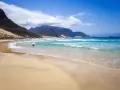 Spiaggia selvaggia a Capo Verde, ideale per surfisti. Quando andare? Primavera e autunno offrono venti perfetti.