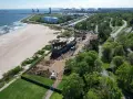 Budowa obiektu przy plaży, w tle port i morze. Idealne miejsce na parking z widokiem na morze.