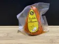 Boulette d'Avesnes fermière, emballée, prête à déguster. Son odeur promet une saveur authentique.
