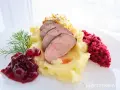 Soczysta pierś z kaczki na purée ziemniaczanym, z żurawiną i buraczkami.