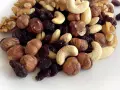 Montón de frutos secos variados: nueces, avellanas, anacardos y pasas. Parecen listos para engordar los frutos secos por la noche.