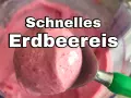Ein Löffel hebt eine Kugel cremiges Erdbeereis mit Kondensmilch aus einer Schüssel.