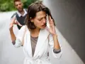 Frau wehrt Mann ab, der sie festhalten will. Ein trauriger Moment, der auf eine bevorstehende Aufhebung der Ehe hindeutet.