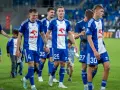 Piłkarze Wisły Płock w niebiesko-białych strojach, gotowi do rozgrywek.