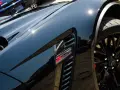 Svart Corvette med "Z06 SUPERCHARGED"-emblem. Lacken är så blank att den nästan ser ut som en keramisk detaljer.