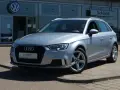 Silberner Audi A3 Avant steht vor einem Autohaus.