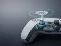 El mando PS6, con su joystick mecánico y detalles futuristas, listo para la acción.
