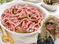 Sałatka niemiecka Magdy Gessler: pyszna kompozycja kiełbasy, ogórków kiszonych i czerwonej cebuli. Idealna na letnie dni!