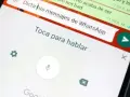 Ekran telefonu z komunikatorem. Widoczna instrukcja "Toca para hablar" i ikona mikrofonu, pokazująca jak włączyć pisanie głosowe.