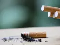Cenicero con colillas y ceniza. Consejos para saber como quitar el olor a tabaco de la casa.
